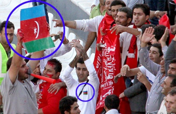 به اهتزاز درآوردن پرچم کشور جمهوری آذربایجان توسط هوارداران تراکتور